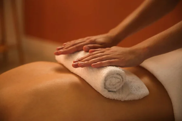Giovane Donna Che Riceve Massaggio Asciugamano Caldo Nel Salone Spa — Foto Stock