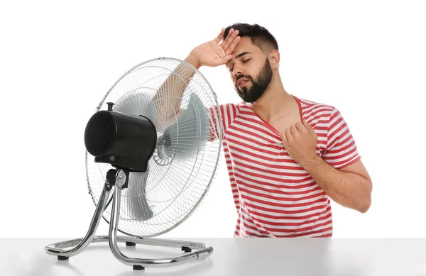 Uomo Che Soffre Calore Davanti Ventilatore Sfondo Bianco Stagione Estiva — Foto Stock