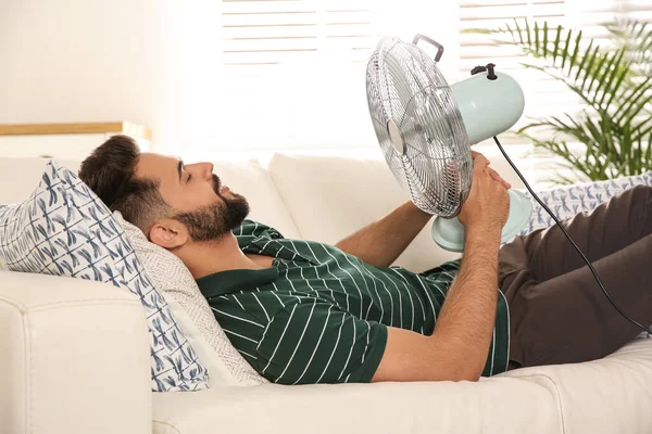 Hombre Con Ventilador Disfrutando Del Flujo Aire Casa Calor Verano — Foto de Stock