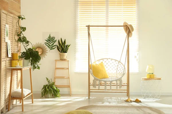 スタイリッシュな客室で快適なハンモックチェア ホームインテリア — ストック写真