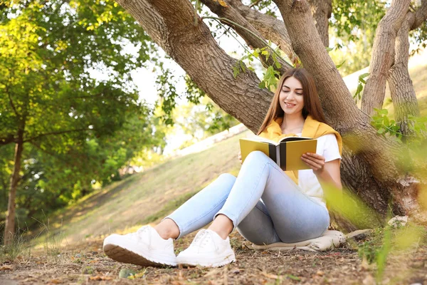 Junge Frau Liest Buch Neben Baum Park — Stockfoto