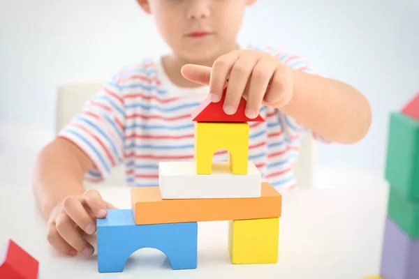 Маленький Мальчик Играет Красочными Блоками Белым Столом Крупным Планом Образовательная — стоковое фото