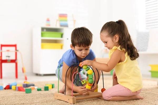 Lindos Niños Pequeños Jugando Con Laberinto Cuentas Suelo Casa Juguete — Foto de Stock