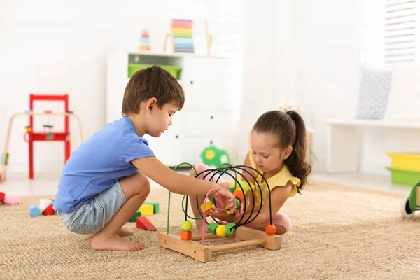 Leuke Kleine Kinderen Die Thuis Met Kralendoolhof Vloer Spelen Educatief — Stockfoto
