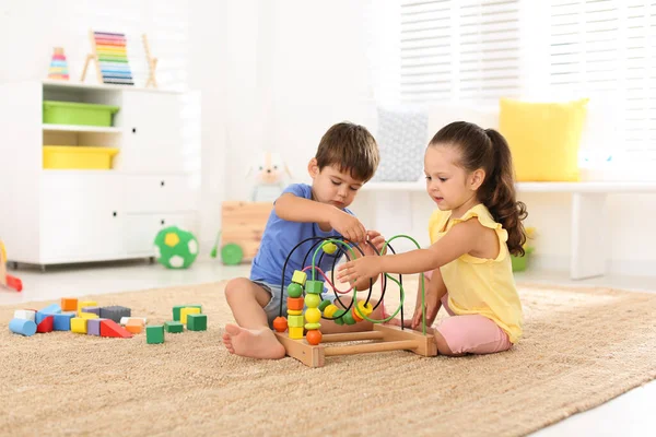 Roztomilé Malé Děti Doma Hrají Korálkovým Bludištěm Vzdělávací Hračka — Stock fotografie
