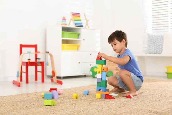 Leuk Jongetje Dat Thuis Met Kleurrijke Blokken Vloer Speelt Educatief — Stockfoto