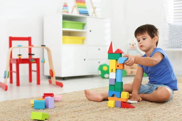 Leuk Jongetje Dat Thuis Met Kleurrijke Blokken Vloer Speelt Educatief — Stockfoto