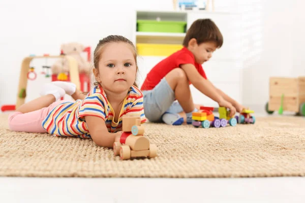 Leuke Kleine Kinderen Die Thuis Met Speelgoed Vloer Spelen — Stockfoto