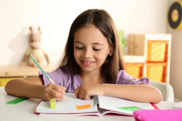 Niña Haciendo Deberes Mesa Interior — Foto de Stock