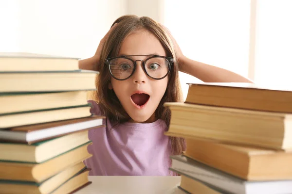 Niña Emocional Mesa Con Libros Haciendo Deberes — Foto de Stock