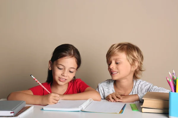 Niño Niña Haciendo Los Deberes Mesa Sobre Fondo Beige — Foto de Stock