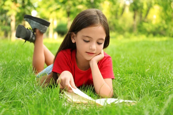 Söt Liten Flicka Läser Bok Grönt Gräs Parken — Stockfoto