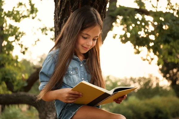 Linda Niña Leyendo Libro Cerca Del Árbol Parque — Foto de Stock