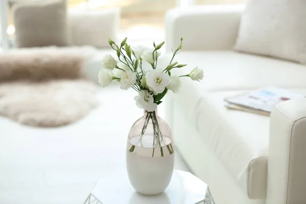 Vaas Met Verse Bloemen Witte Tafel Woonkamer — Stockfoto