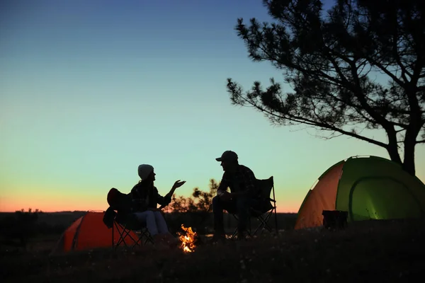 Silhuetas Par Perto Fogueira Tarde Temporada Acampamento — Fotografia de Stock