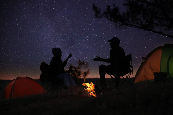 Silhuetas Par Perto Fogueira Tarde Temporada Acampamento — Fotografia de Stock