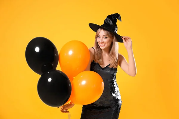 Schöne Frau Hexenkostüm Mit Luftballons Auf Gelbem Hintergrund Halloween Party — Stockfoto