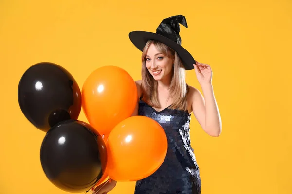 Schöne Frau Hexenkostüm Mit Luftballons Auf Gelbem Hintergrund Halloween Party — Stockfoto