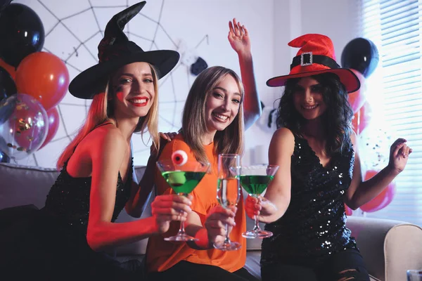 Grupo Amigos Fazendo Festa Halloween Casa — Fotografia de Stock