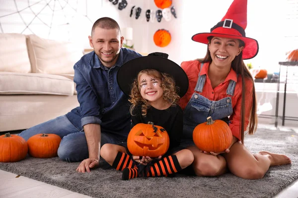 Ouders Schattig Klein Meisje Met Pompoen Hebben Halloween Feest Thuis — Stockfoto