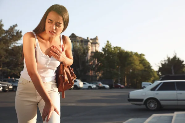 城市街道上心脏病发作的年轻妇女 — 图库照片