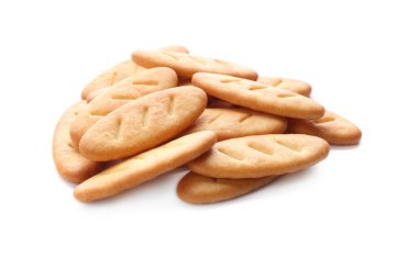 Beyaza izole edilmiş çıtır krakerler. Lezzetli yemek.