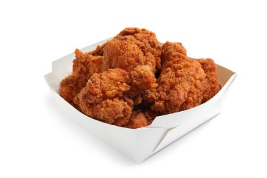 Lezzetli kızarmış tavuk parçaları beyazda izole edilmiş.