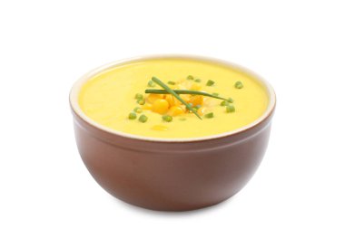 Beyaza izole edilmiş lezzetli kremalı mısır çorbası.