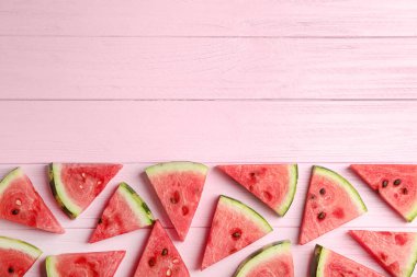 Pembe ahşap masa üzerinde olgun karpuz dilimleri. Metin için boşluk