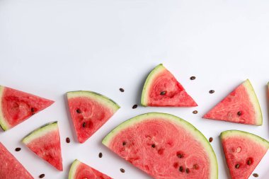 Beyaz arka planda olgun karpuz dilimleri. Metin için boşluk