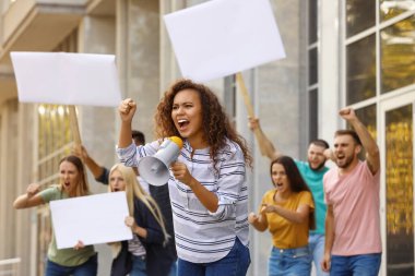 Dışarıda megafonla protesto yapan duygusal Afrikalı Amerikalı genç bir kadın.