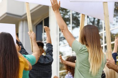 Dışarıyı protesto eden bir grup insan.