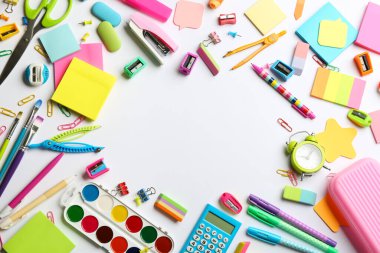 Beyaz arkaplandaki okul kırtasiyesinden yapılmış çerçeve, metin için yeri olan düz bir yer. Okula geri dön.