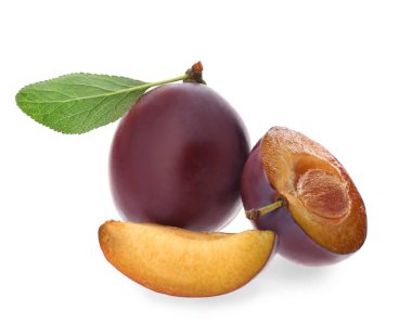 Tümü ve kesilmiş erikler, yeşil yapraklı, beyaza izole edilmiş.