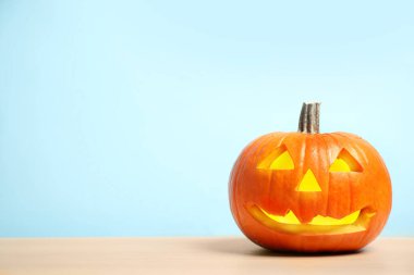 Açık mavi arka planda Korkunç Jack O 'Lantern balkabağı, mesaj için boşluk. Cadılar Bayramı Dekorasyonu