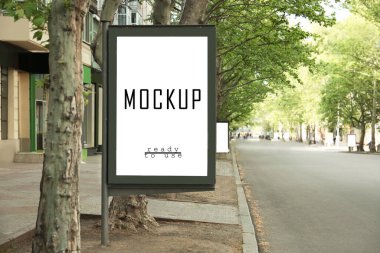 Şehir sokaklarında kullanıma hazır metin Mockup ile reklam panosu