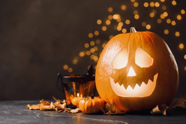 Balkabağı Jack O 'Lantern ve Cadılar Bayramı dekoru bulanık arka plan, metin için boşluk