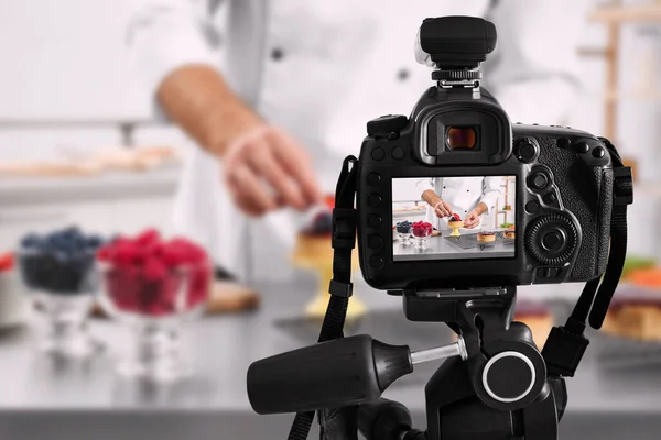 Food Photography Shooting Chef Decorating Dessert Focus Camera — Stock Photo, Image