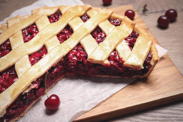 Délicieuse Tarte Aux Cerises Fraîche Sur Planche Bois Gros Plan — Photo