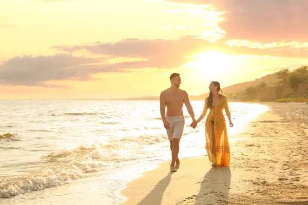 Feliz Jovem Casal Caminhando Juntos Praia Pôr Sol — Fotografia de Stock