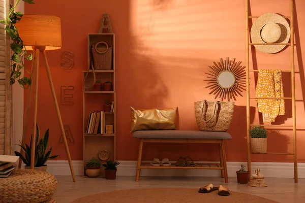 茶色の壁の近くにスタイリッシュな家具と美しい部屋のインテリア — ストック写真
