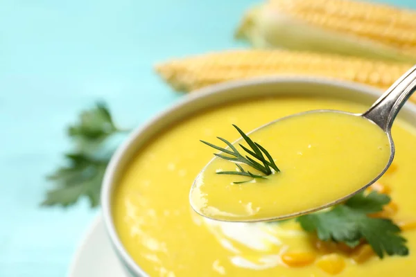 Colher Sopa Milho Delicioso Sobre Tigela Cheia Close — Fotografia de Stock