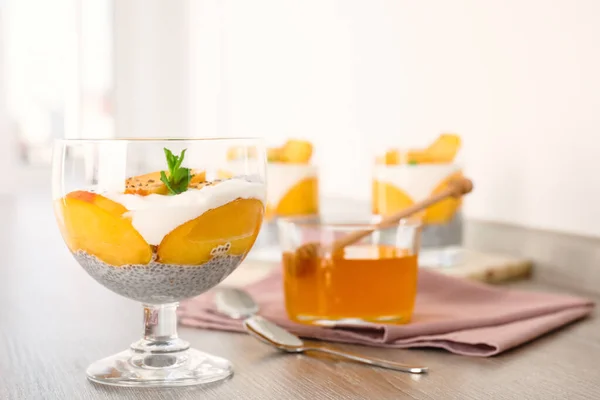 Смачний Персиковий Десерт Йогуртом Насінням Чіа Дерев Яному Столі Простір — стокове фото