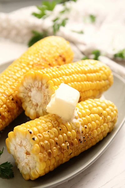 Friss Grillezett Kukoricacsutka Vajjal Fehér Asztalon Közelkép — Stock Fotó