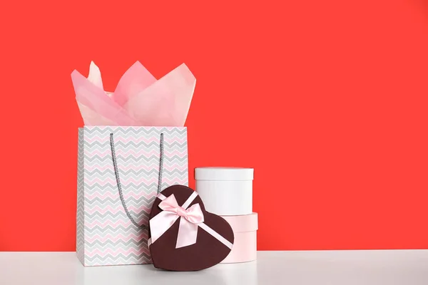 Einkaufen Papiertüte Und Geschenkboxen Auf Rotem Hintergrund Raum Für Text — Stockfoto