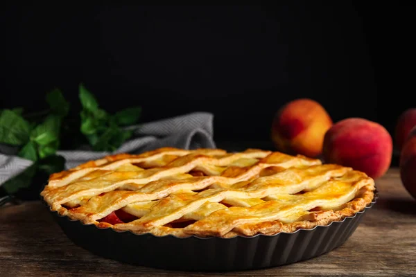 Köstlicher Pfirsichkuchen Und Frisches Obst Auf Holztisch Nahaufnahme — Stockfoto
