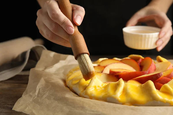 Woman Making Peach Pie Table Closeup — Stock Photo, Image