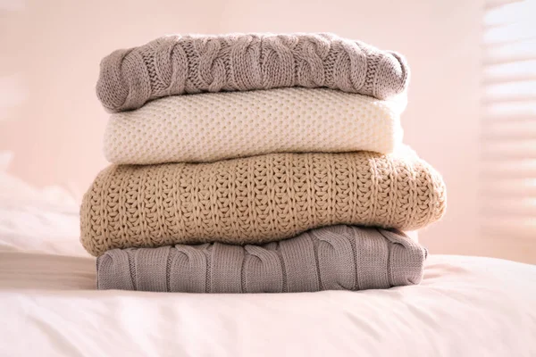 Stack Folded Warm Sweaters Bed Indoors — Stock Photo, Image