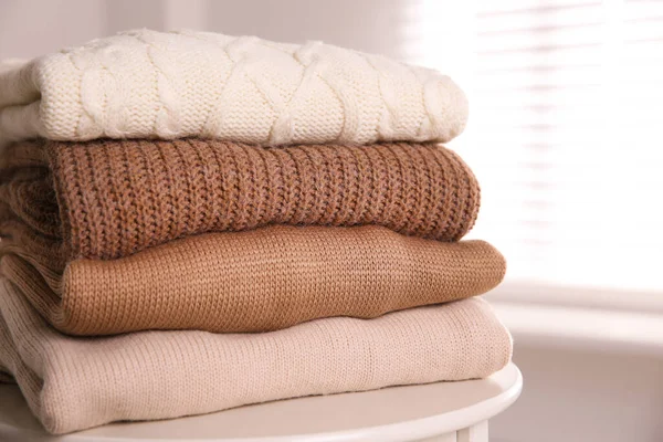 Tumpukan Sweater Hangat Terlipat Atas Meja Putih Dalam Ruangan Closeup — Stok Foto