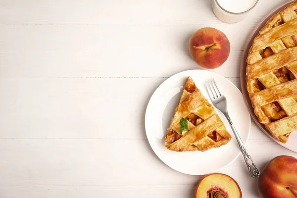 Délicieuse Tarte Aux Pêches Fraîche Servie Sur Une Table Bois — Photo